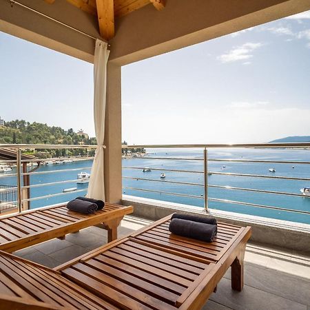 Seafront 2-Bedroom Apartment Nika - Rabac Eksteriør bilde