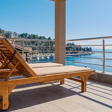 Seafront 2-Bedroom Apartment Nika - Rabac Eksteriør bilde