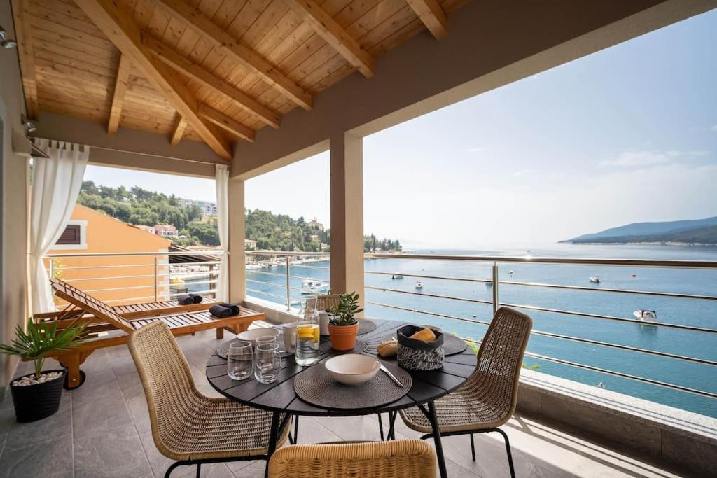 Seafront 2-Bedroom Apartment Nika - Rabac Eksteriør bilde