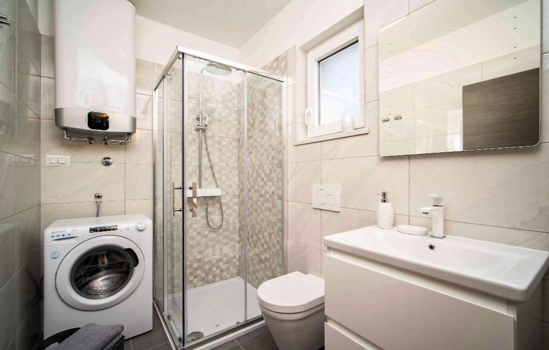 Seafront 2-Bedroom Apartment Nika - Rabac Eksteriør bilde