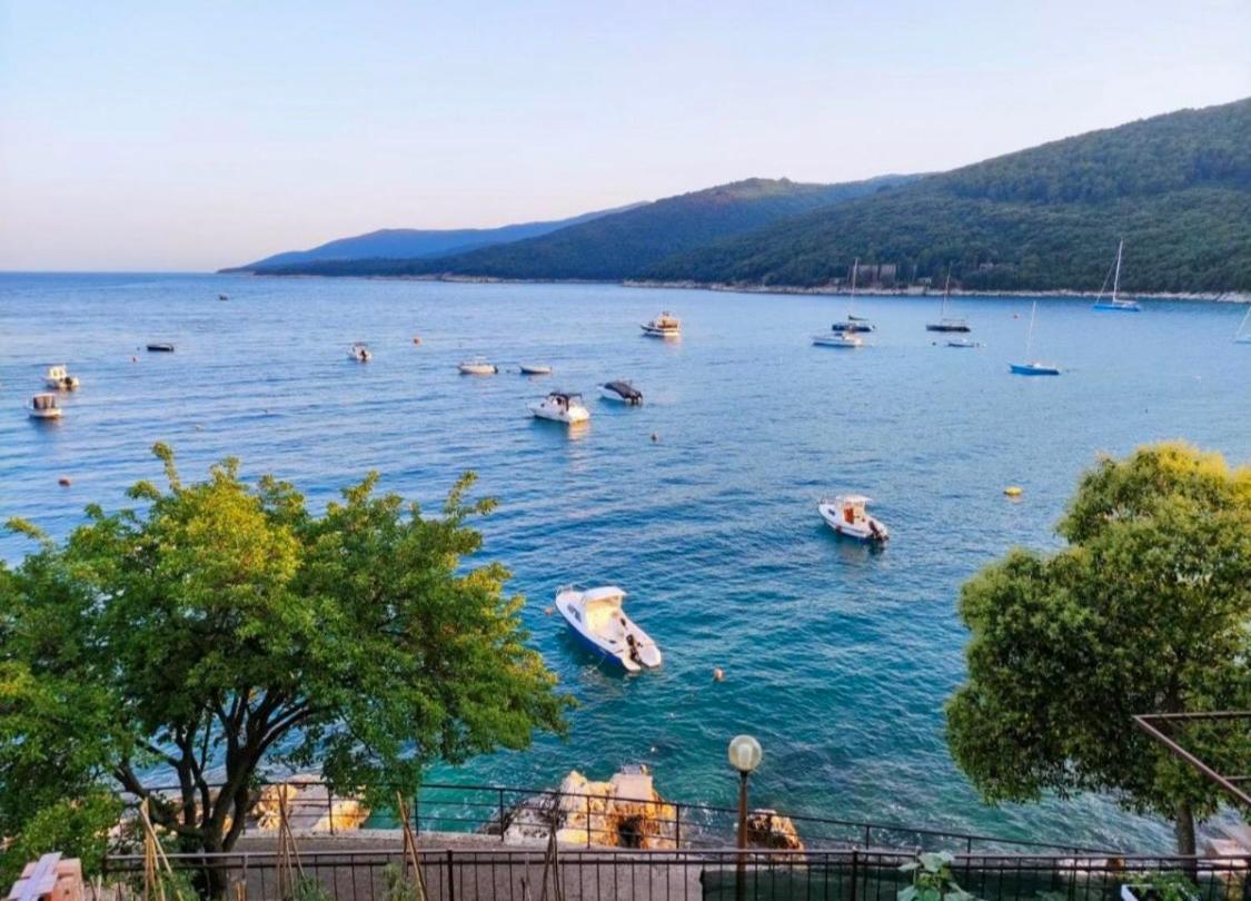 Seafront 2-Bedroom Apartment Nika - Rabac Eksteriør bilde