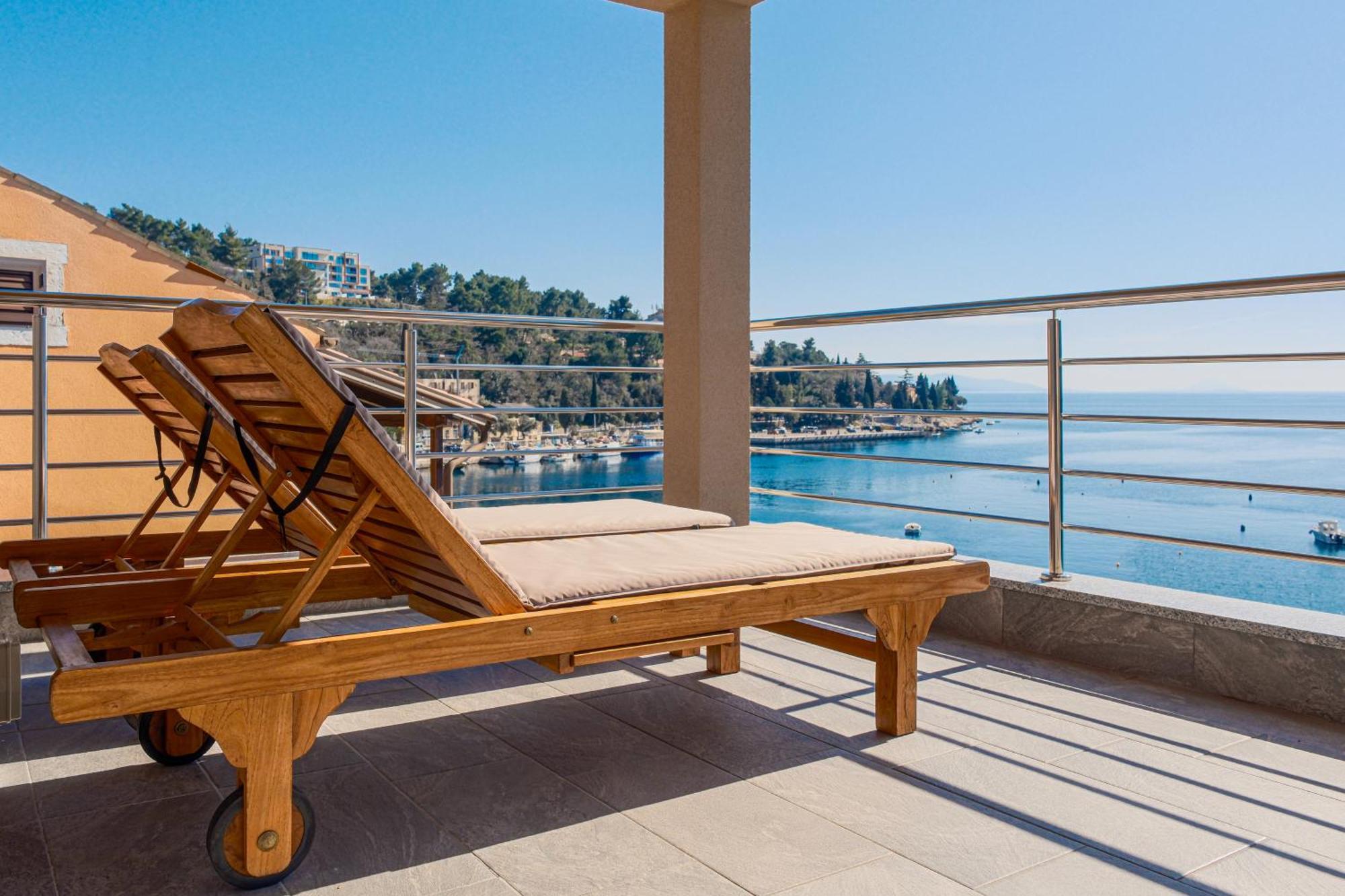 Seafront 2-Bedroom Apartment Nika - Rabac Eksteriør bilde