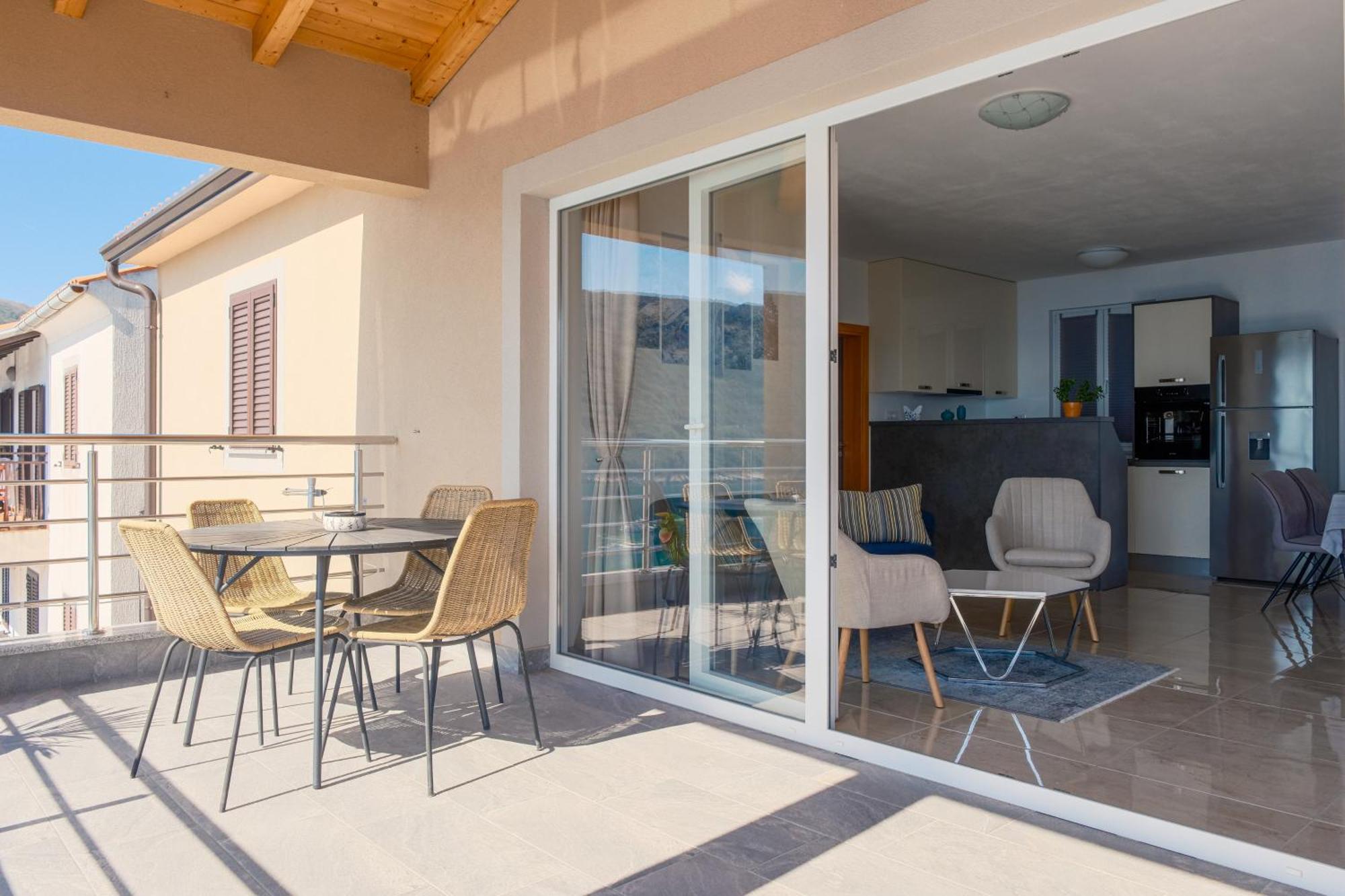 Seafront 2-Bedroom Apartment Nika - Rabac Eksteriør bilde